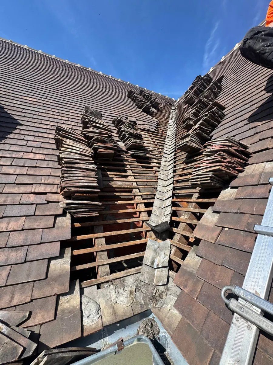 Noue en zinc naturel neuve posée sur une toiture en tuiles à Enghien-les-Bains (95) (avant travaux)