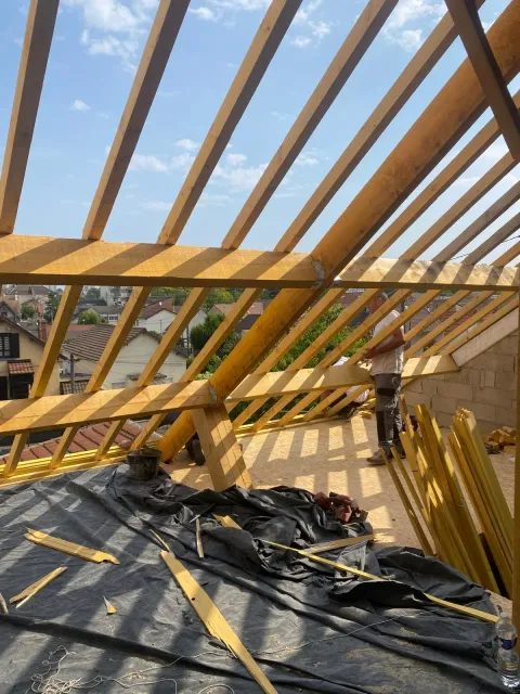 Liteaux posés sur écran de sous-toiture avant la pose des tuiles