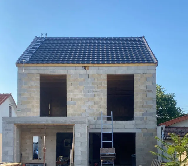Toiture neuve terminée après montage de charpente à Houilles