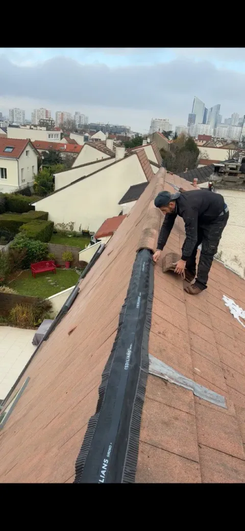 Closoirs ventilés et vis de faîtage posés sur une couverture en tuiles en Île-de-France
