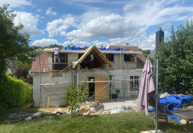 Couvreur intervenant sur un immeuble ancien à Asnières-sur-Seine (92)
