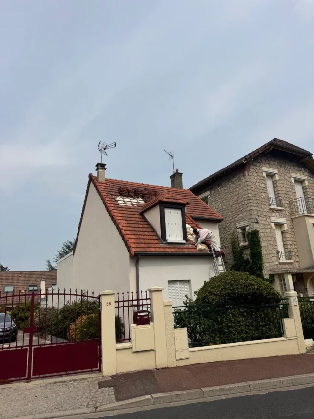 Couvreur intervenant sur une toiture en tuiles mécaniques à Bezons (95)