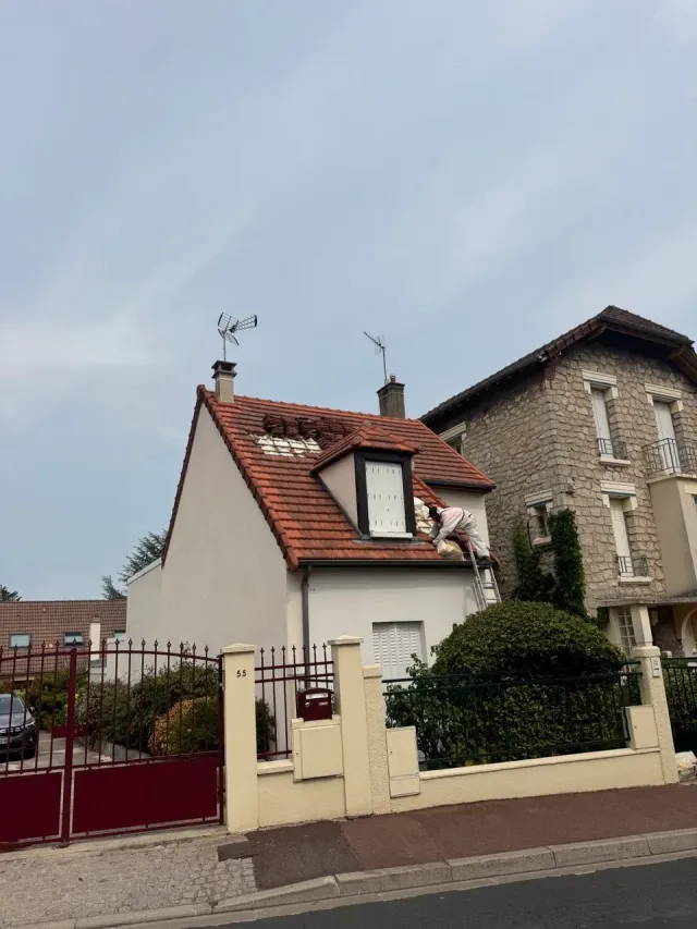 Couvreur intervenant sur une toiture en tuiles mécaniques à Bezons (95)