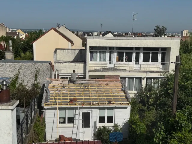 Couvreur au travail sur un pavillon en brique à Bois-Colombes (92)