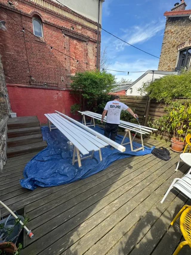 Couvreur zingueur sur un toit d’immeuble à Boulogne-Billancourt (92)