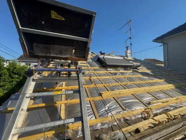 Artisan couvreur au travail sur un pavillon de Carrières-sur-Seine (78)