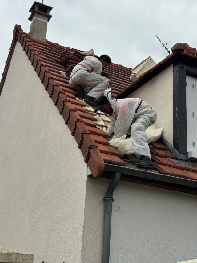 Réparation d’une toiture en tuiles plates dans le village de Chevreuse (78)