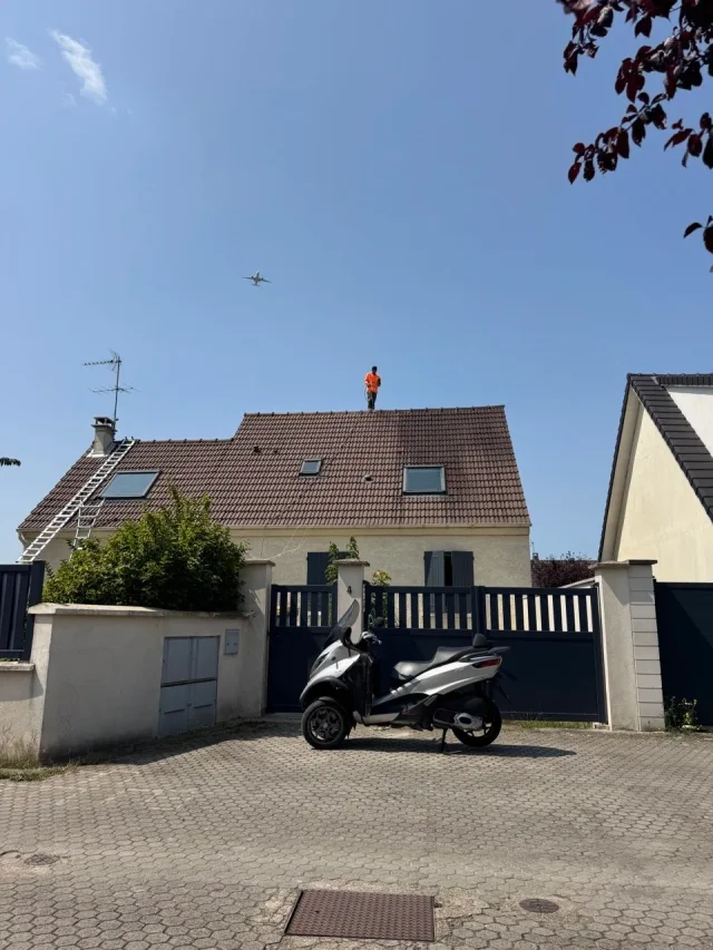 Couvreur réalisant une étanchéité de toit-terrasse à Clichy (92)