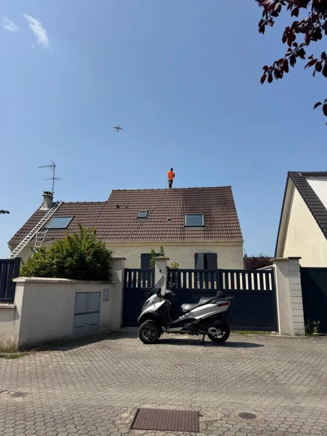 Couvreur réalisant une étanchéité de toit-terrasse à Clichy (92)