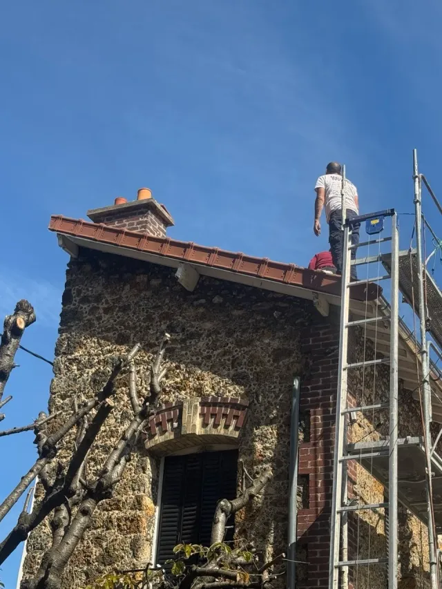 Réparation de gouttière sur un pavillon à Croissy-sur-Seine (78), en bord de Seine