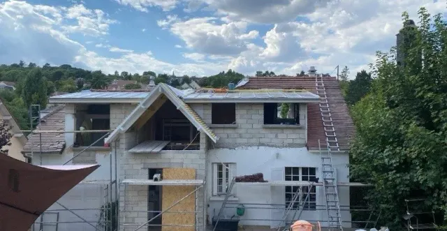 Couvreur remplaçant des tuiles mécaniques sur un pavillon à Deuil-la-Barre (95)