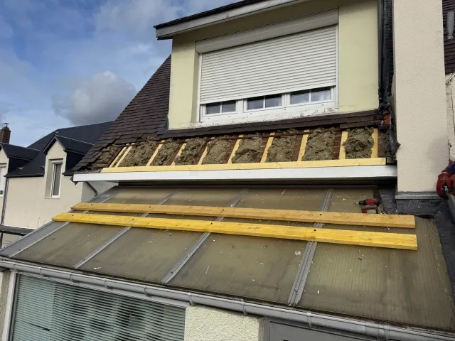 Couvreur sur une toiture en ardoise d’une villa à Garches (92)