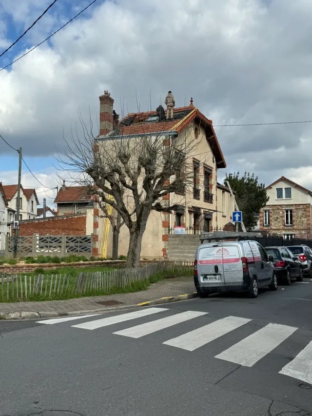 Couvreur intervenant sur une toiture en ardoise d’une villa au Vésinet (78)