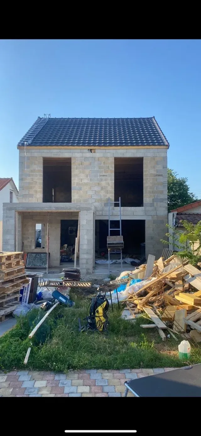 Couvreur zingueur sur un immeuble ancien à Levallois-Perret (92)