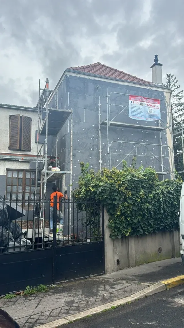 Charpentier travaillant sur une toiture ancienne à Méry-sur-Oise (95)