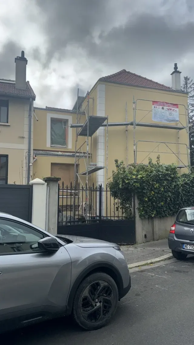 Couvreur remplaçant des tuiles mécaniques sur un pavillon à Montesson (78)