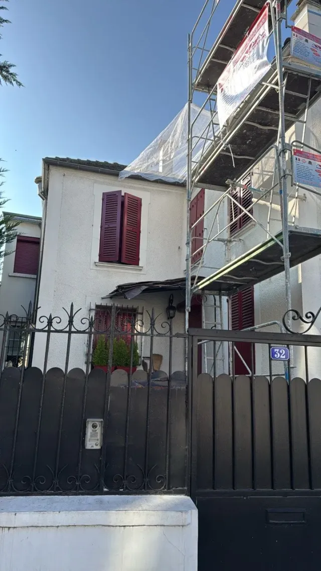 Couvreur sur une toiture en ardoise dans le centre historique de Montmorency (95)