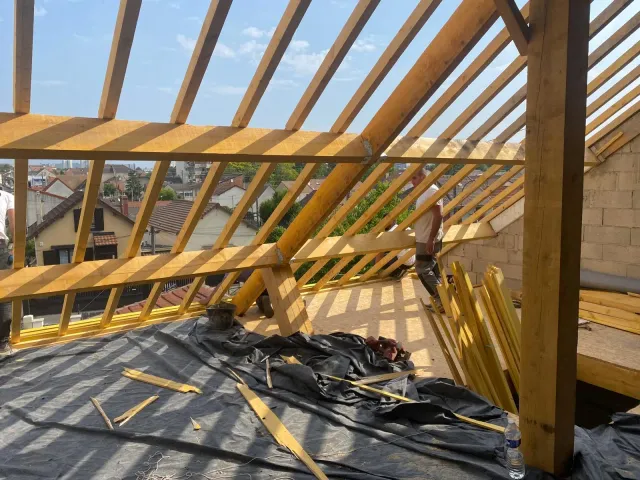Pose de fenêtre de toit sur une maison du Port-Marly (78), au bord de la Seine