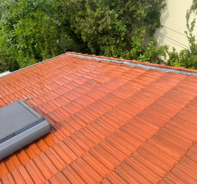 Couvreur travaillant sur une toiture en ardoise à Sèvres (92)
