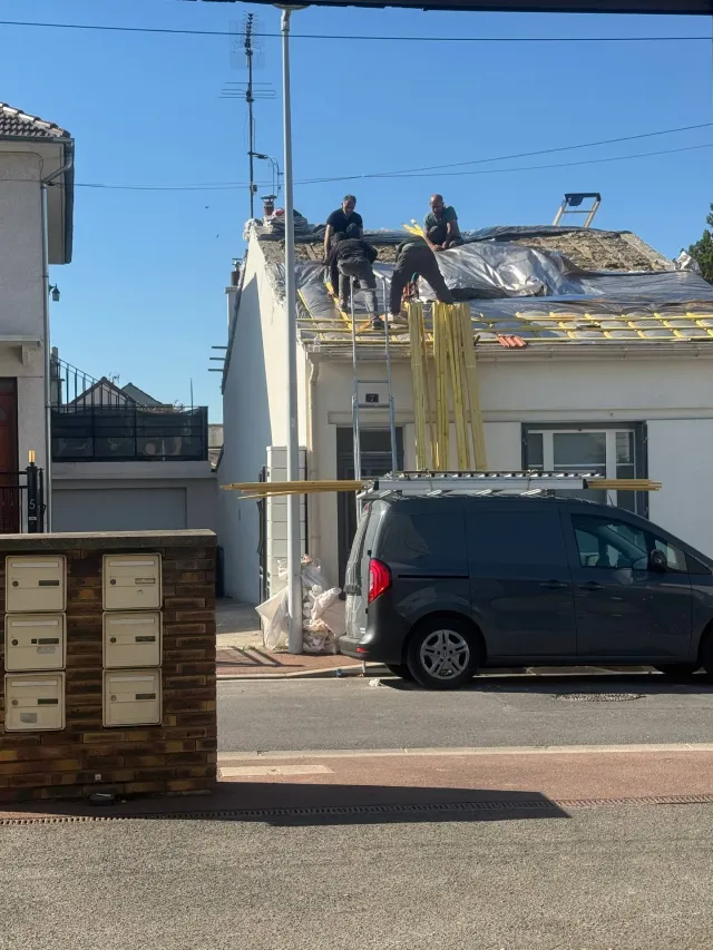 Couvreur nettoyant une toiture couverte de mousse à Ville-d'Avray (92)