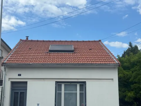 Toiture en tuiles avec fenêtre de toit sur un pavillon en Île-de-France