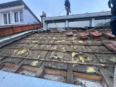 Toiture déposée jusqu'aux liteaux lors d'une rénovation complète à Houilles (78)