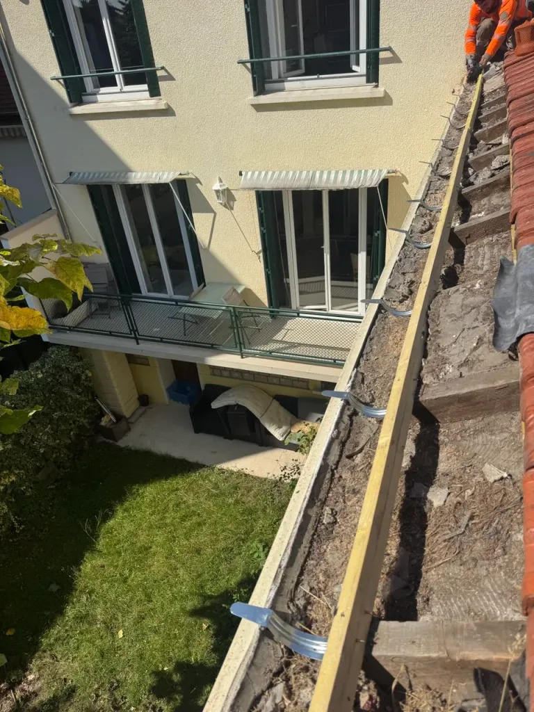 Pose d'une gouttière en zinc sur crochets après dépose d'une gouttière PVC encastrée en Île-de-France
