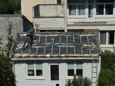 Écran de sous-toiture posé sur des chevrons lors d’une rénovation à La Garenne-Colombes (92)