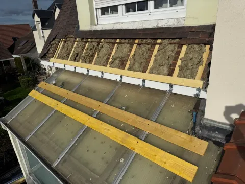Pose d'un écran de sous-toiture lors d'un changement de couverture en Île-de-France