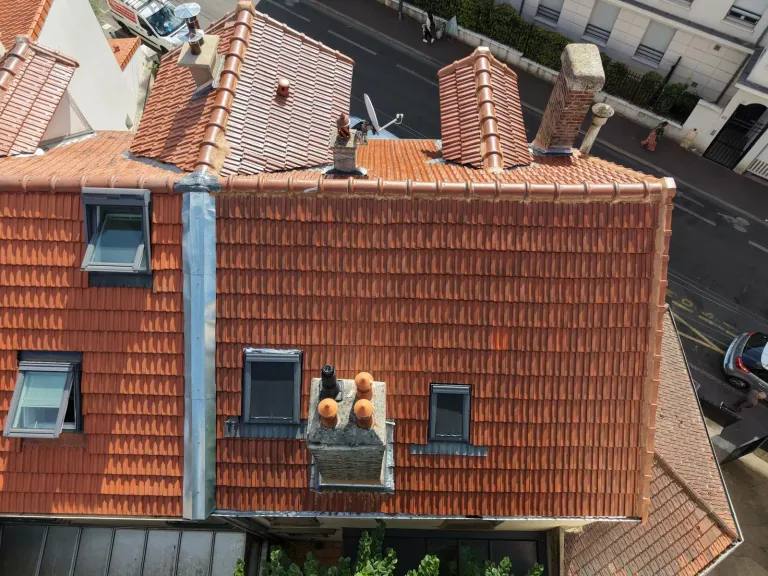Chantier de contrôle de toiture sécurisé par filets de protection