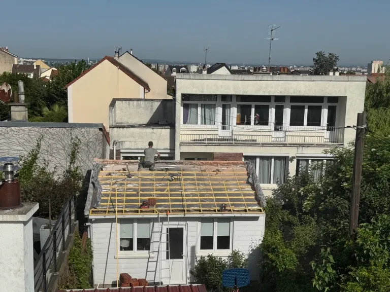 Façonnage d’une noue en zinc sur une toiture en tuiles à Saint-Gratien (95)