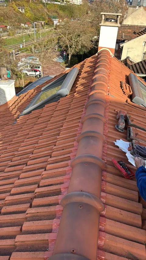 Pose de faîtières avec closoir ventilé sur une toiture à Houilles (78)