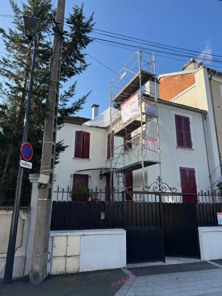 Filets de protection installés sur un échafaudage de couverture à Argenteuil (95)