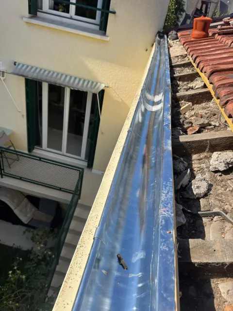 Gouttière en zinc neuve posée en about de toiture à Houilles (78)