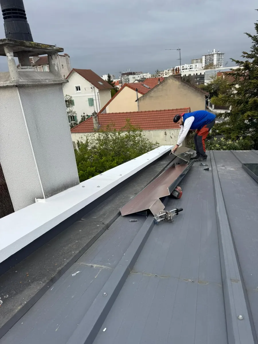 Acrotère habillé de zinc avec couvertine posée à Houilles (78) (avant travaux)