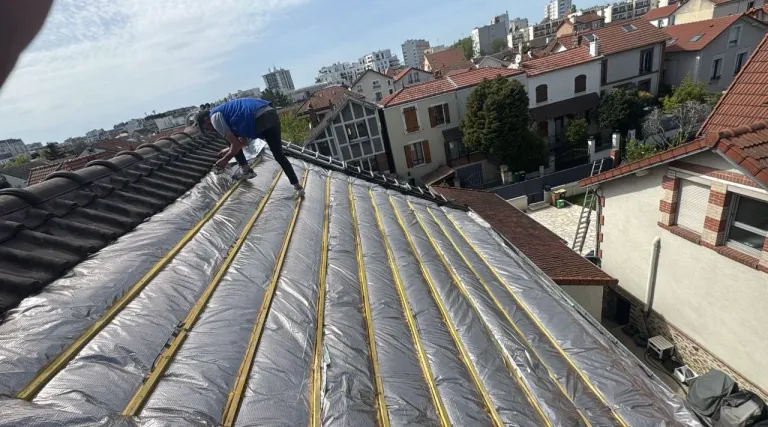 Panneaux isolants et finition crépie sur une toiture à Ville-d’Avray (92)