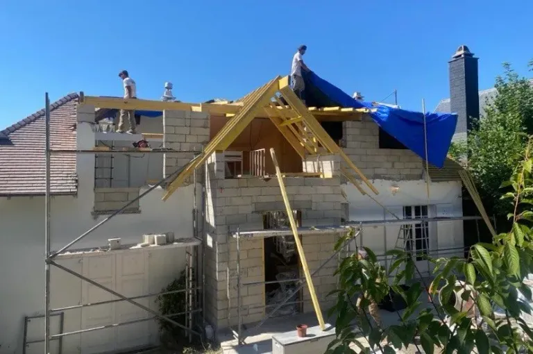 Pose de liteaux en bois traité sur une charpente à Bezons (95)