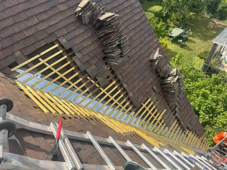 Tuiles de toiture déposées lors d'une réfection de couverture à Nanterre (92)