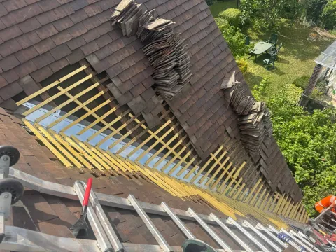 Tuiles de toiture déposées lors d'une réfection de couverture à Nanterre (92)