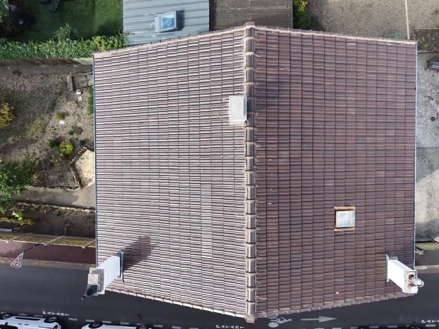 Toiture en tuiles nettoyée et tuiles cassées remplacées à Suresnes (92) (après travaux)