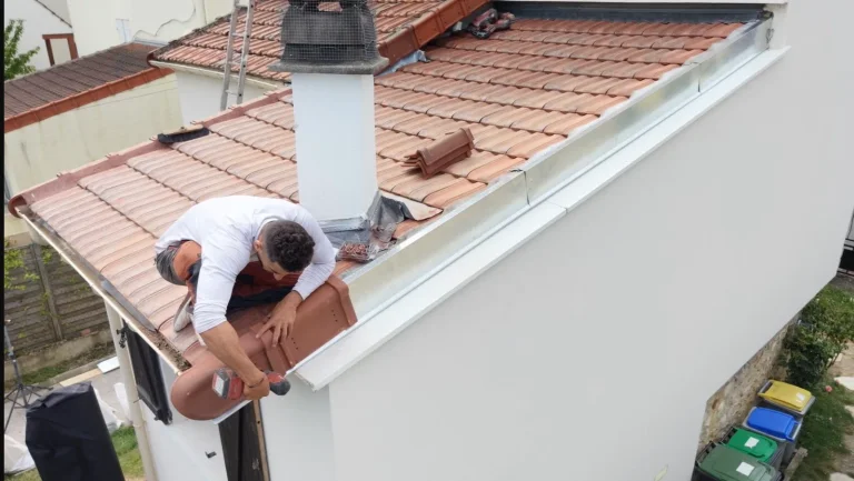 Pose de tuiles neuves et habillage en zinc sur une extension de toiture au Mesnil-le-Roi (78)