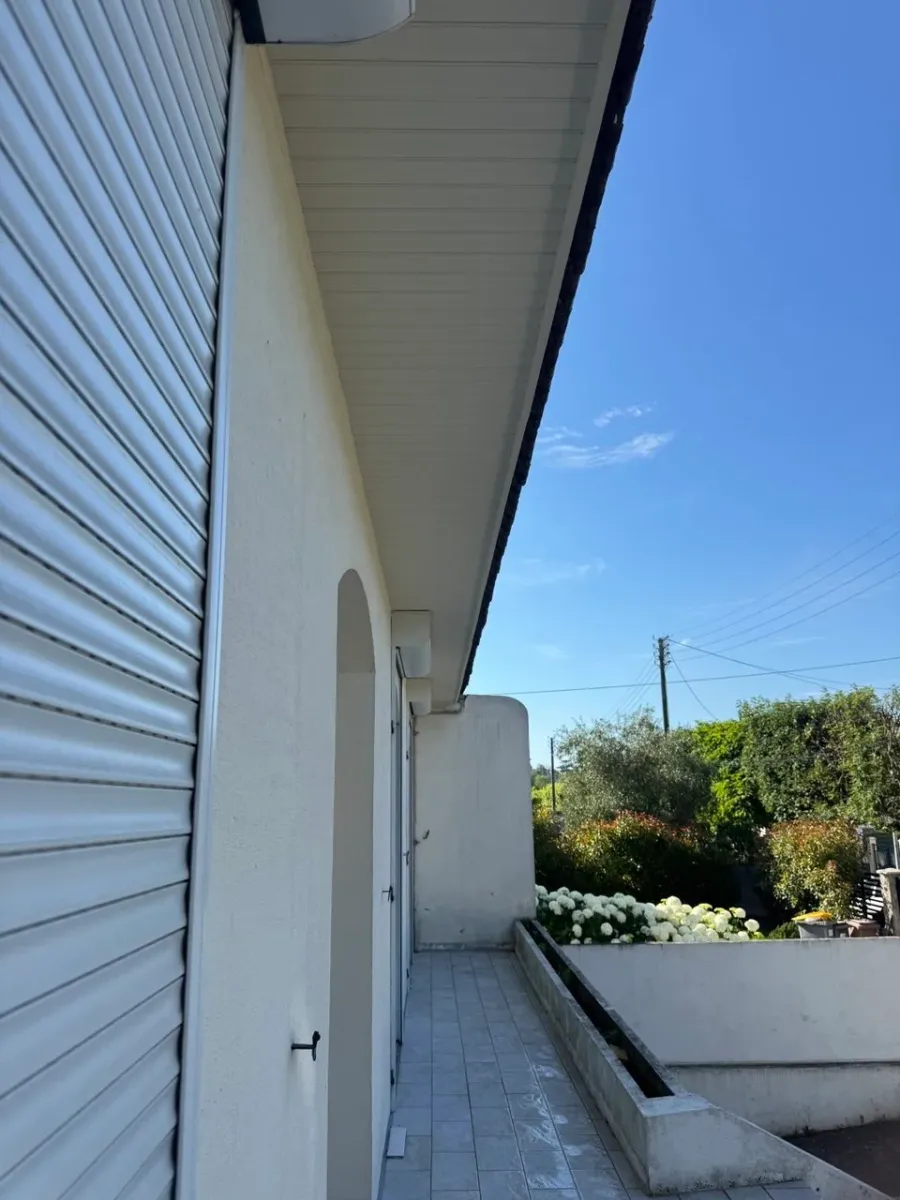 Dessous de toit repeint et rénové sur une maison à Houilles (78) (après travaux)