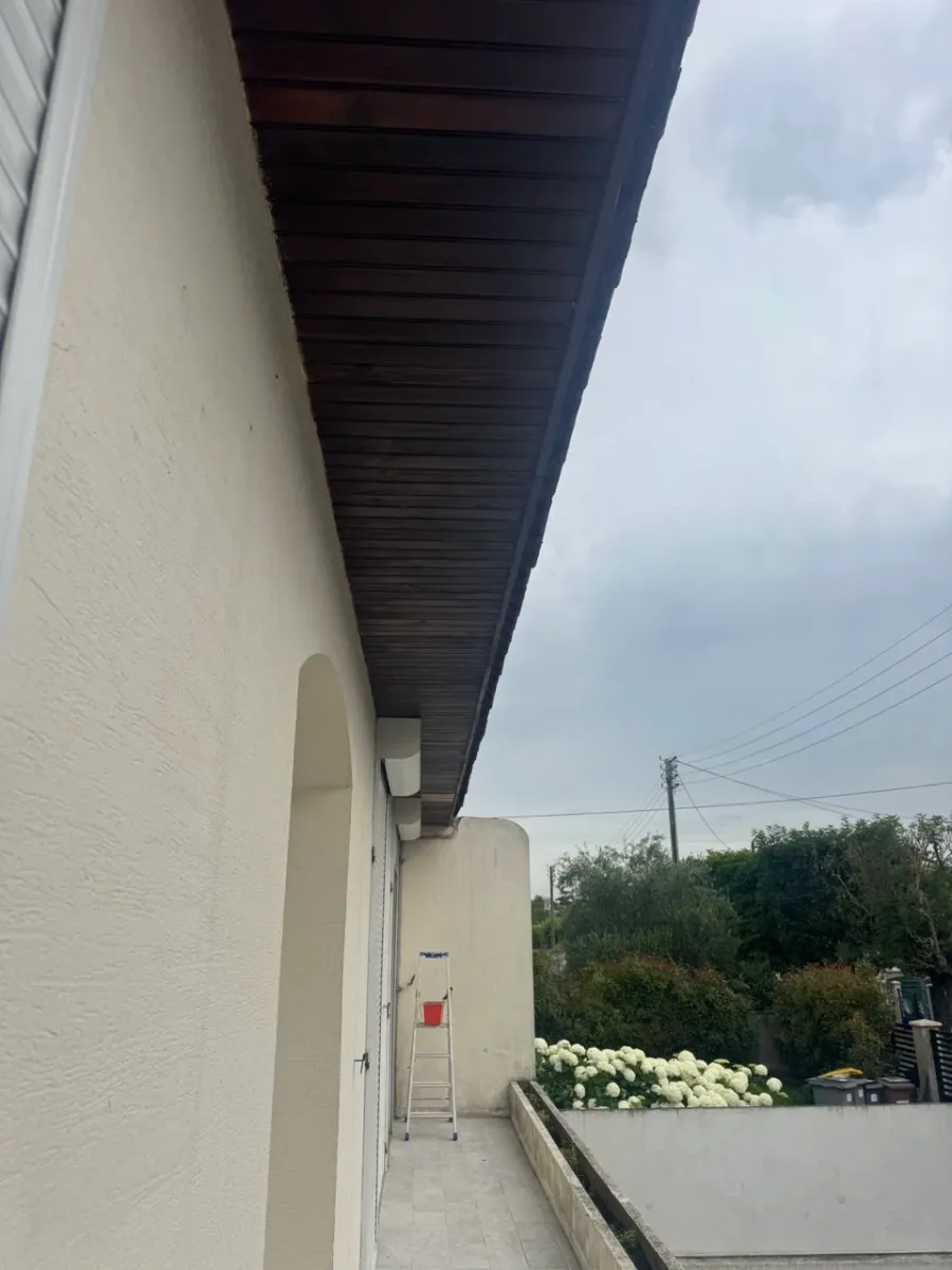 Dessous de toit repeint et rénové sur une maison à Houilles (78) (avant travaux)