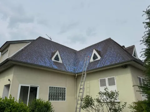 Application d'une pellicule d'étanchéité par pulvérisation après nettoyage de toiture