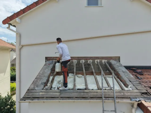 Pose d’un pare-vapeur lors de la pose d’une toiture neuve à Houilles