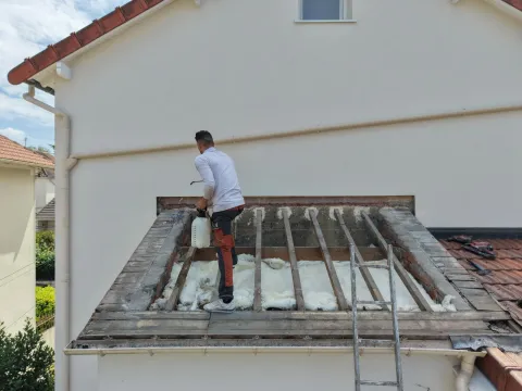 Pose d’un pare-vapeur pour l’isolation d’une toiture par l’extérieur à Houilles (78)
