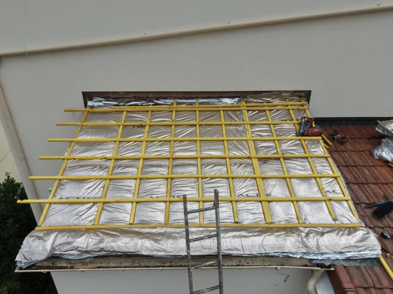 Isolant mince multicouche posé sous liteaunage sur une toiture à Houilles (78)