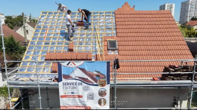Couvreurs posant les tuiles d’une toiture neuve à Houilles (78)