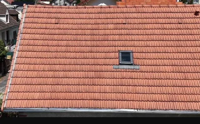 Toiture neuve en tuiles terminée avec fenêtre de toit à Houilles