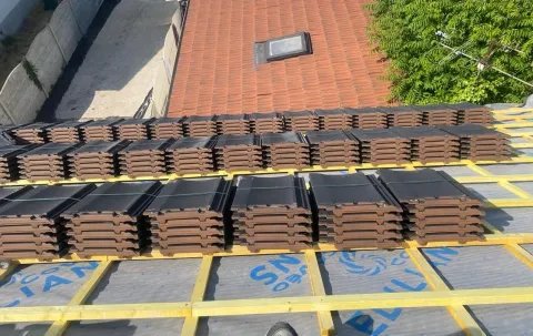 Tuiles neuves prêtes à poser sur le liteaunage d'une toiture à Houilles (78)